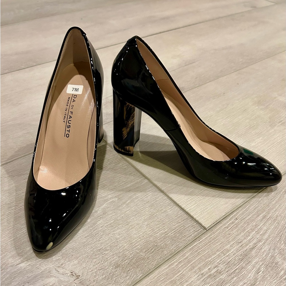 Good used condition(scuff on toe), size 7, patent leather pumps, Moda di Fausto